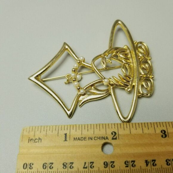 Vintage Retro Fashionable Woman in Hat Faux Pearl Brooch, Gold Tone Outline - Picture 4 of 6